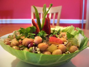 Crunchy Bean salad with beetroot and fruits